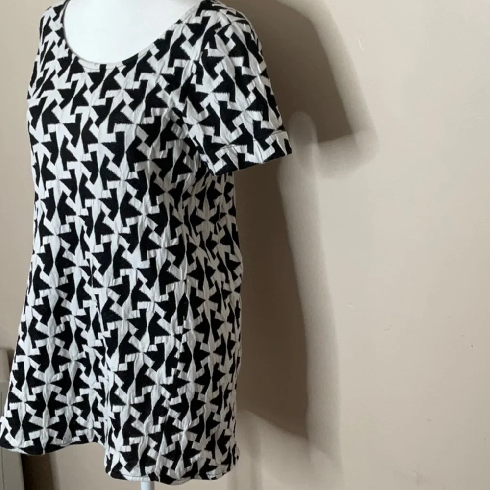 Anthropologie Black and White Patterned Short Sleeve Top - Picture 3 of 8